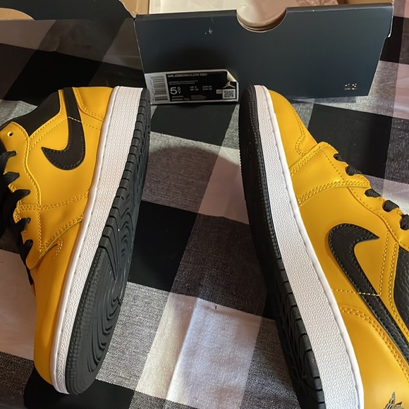 NIKE AIR JORDAN 1 LOW (GS) - Picture 2 of 3
